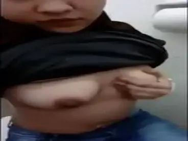 Video ABG Jilbab Hitam Masturbasi Di Toilet poster